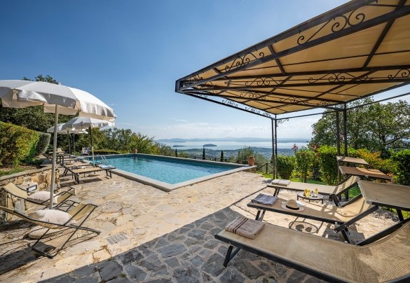 Il solarium attrezzato attorno alla piscina - Antiche Pietre 