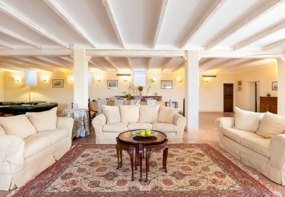 The living with seating space on the ground floor - Antiche Pietre