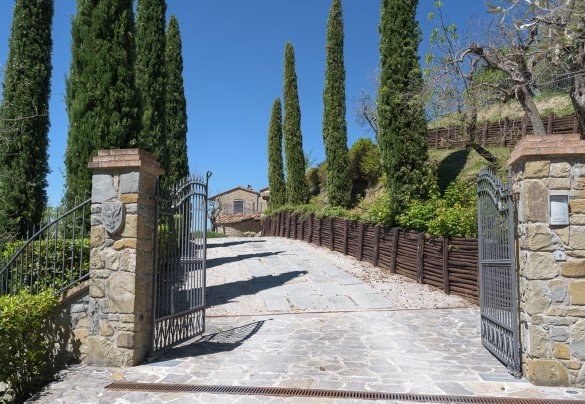 Il cancello e il vialotto che conduce alla villa - Antiche Pietre 