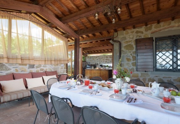 L'ampio porticato con tavolo, sedie e la cucina esterna - Antiche Pietre 