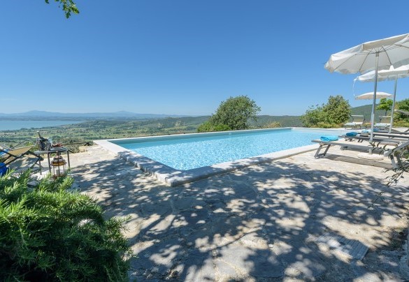 La piscina e la zona prendisole attrezzata con lettini, ombrellone e doccia esterna - Antiche Pietre 