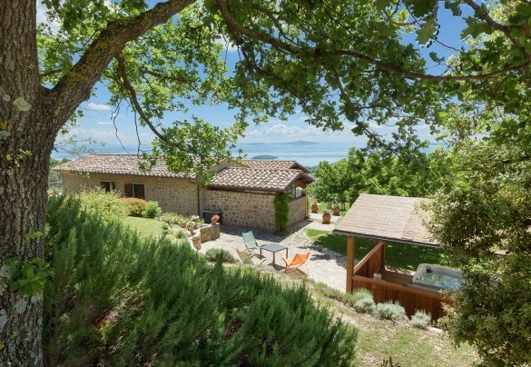La villa e la vasca idromassaggio viste dall'alto - Antiche Pietre