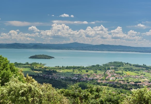  The view towards Lake Trasimeno and Isola Maggiore - Antiche Pietre