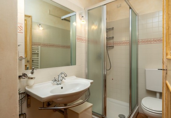 The bathroom with shower n.2 on the first floor - Antiche Pietre 