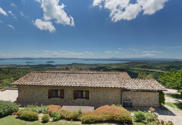 La villa si erge sulla collina di Tuoro che sovrasta il lago Trasimeno - Antiche Pietre