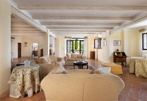 The living with seating space on the ground floor - Antiche Pietre