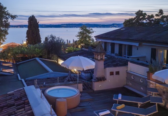 A riot of colors and shades at nightfall are reflected on the waters of the lake – Arcimboldo House