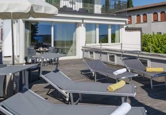 A small sitting area, the table with chairs and the sunbeds will allow you to make the most of the moments in the open air – Arcimboldo House