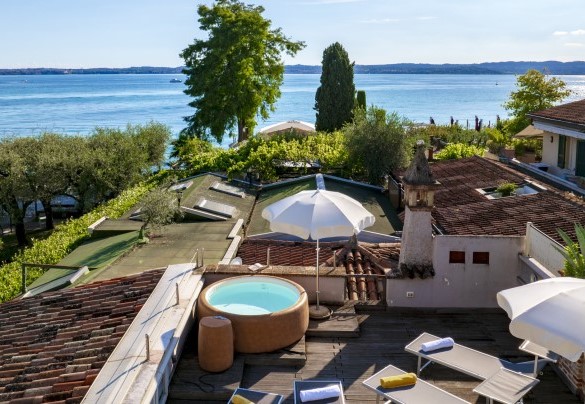 The exclusive lakefront position of the solarium terrace – Arcimboldo House