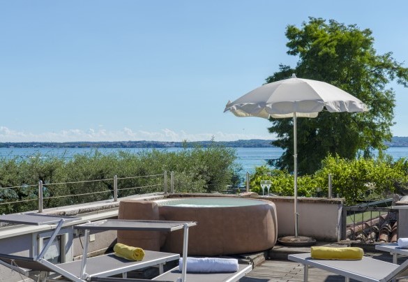 The privileged position facing the lake - Arcimboldo House