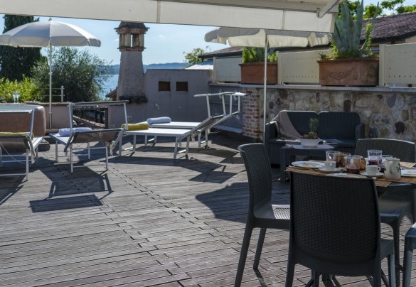 A small sitting area, the table with chairs and the sunbeds will allow you to make the most of the moments in the open air – Arcimboldo House