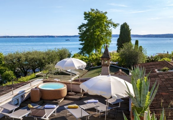 Relax comfortably on the solarium terrace admiring the crystal clear waters of Lake Garda – Arcimboldo House 