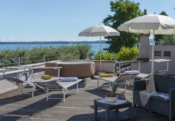 Relax in the hydromassage tub while sipping a glass of wine and admiring the view – Arcimboldo House