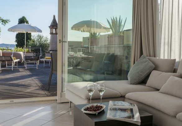  The large window allows access to the panoramic terrace with lake view - Arcimboldo House