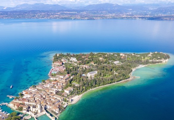 House An enchanting aerial view of the peninsula on which the historic center of Sirmione stands – Arcimboldo House 
