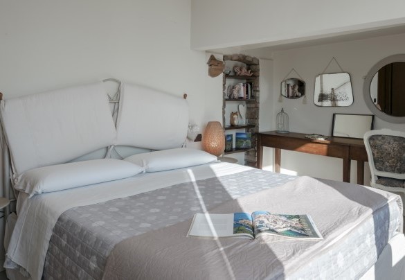 The double bedroom with lake view – Arcimboldo House
