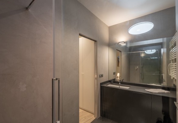 The en-suite bathroom with shower – Aurora