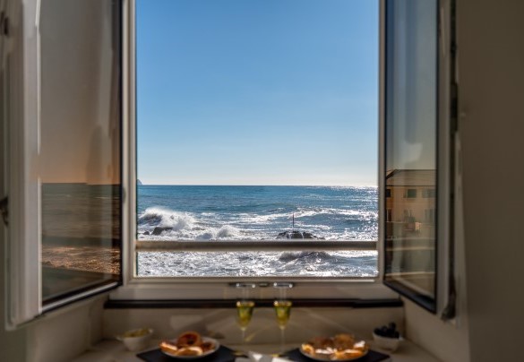 Let yourself be hypnotized by the view, the sound of the sea, and the song of the seagulls – Aurora