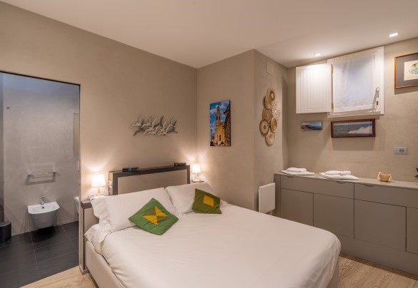 The double bedroom with en-suite bathroom – Aurora