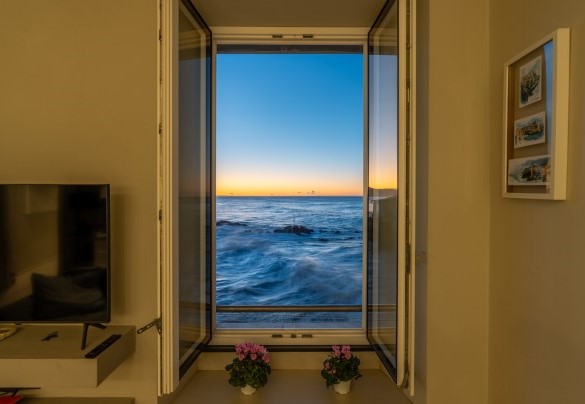 An enchanting view, the colors of dawn, and the power of the sea – Aurora