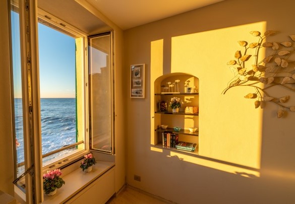 The first light of day illuminates the house – Aurora