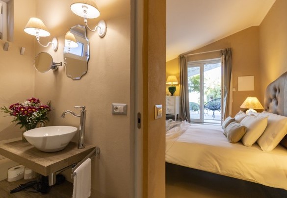 The double bedroom n. 3 in annex n. 1 with the shower in the room and private terrace - Baia L’Aura