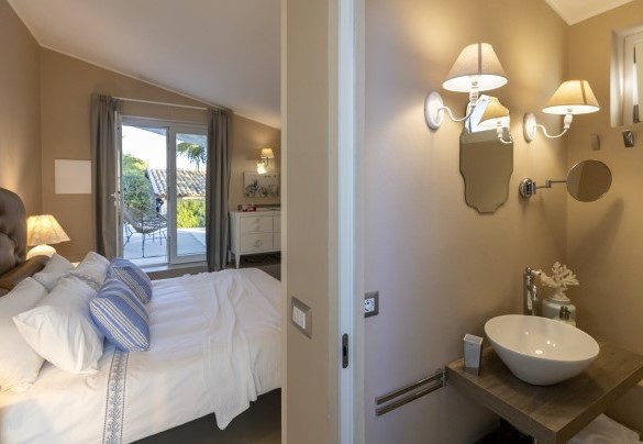 La camera matrimoniale n. 2 in Annesso n.1 con bagno ensuite e terrazzo privato - Baia L’Aura	