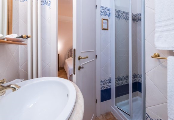 Bagno n. 6 en-suite con la camera matrimoniale n.3 al primo piano - Borgo Colle Ridente 13