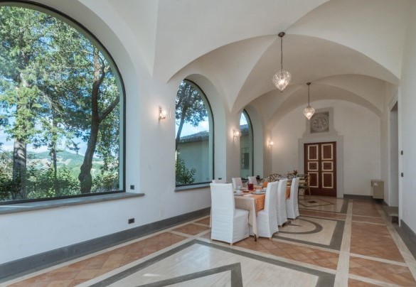Luminoso chiostrino con tavolo imbandito - Borgo Colle Ridente 13
