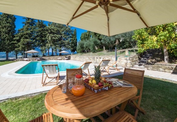 Dolce l'angolo d'ombra sotto un ombrellone nell'area piscina - Borgo Colle Ridente 13