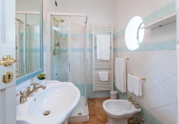 Bagno n.7 en-suite con la camera matrimoniale n. 4 - Borgo Colle Ridente 13
