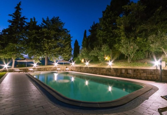 Veduta in notturna della piscina circondata dal verde - Borgo Colle Ridente 13