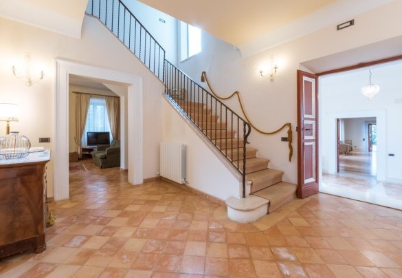 La scala per raggiungere il primo piano - Borgo Colle Ridente 13