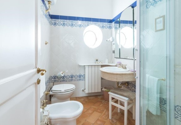 Bagno n.9 en-suite con la camera matrimoniale n. 6 al primo piano - Borgo Colle Ridente 13