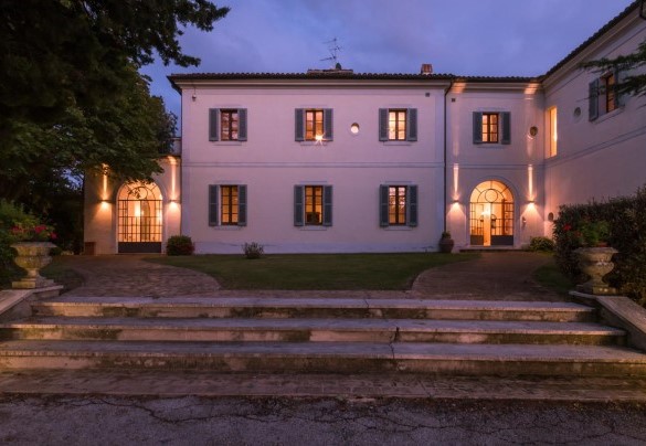 Vista al tramonto del casale illuminato - Borgo Colle Ridente 13