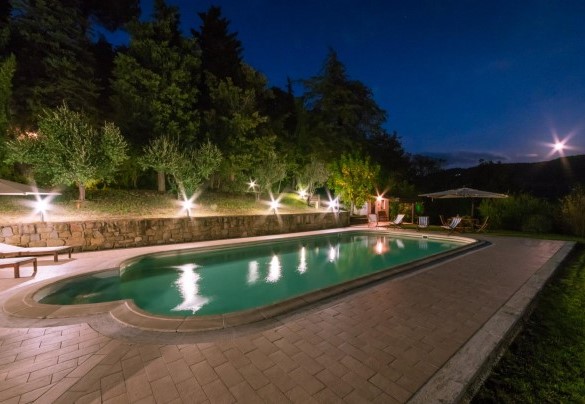 Luci soffuse e romantiche intorno all'area piscina – Borgo Colle Ridente 13