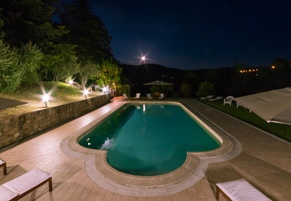 Veduta notturna sulla piscina illuminata - Borgo Colle Ridente 13