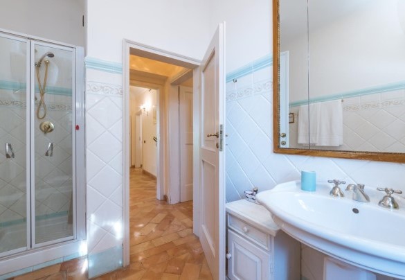 Bagno n. 8 en-suite con la camera matrimoniale n. 5 al primo piano - Borgo Colle Ridente 13