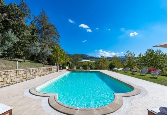 Panoramica piscina con l'area solarium attrezzata - Borgo Colle Ridente 13