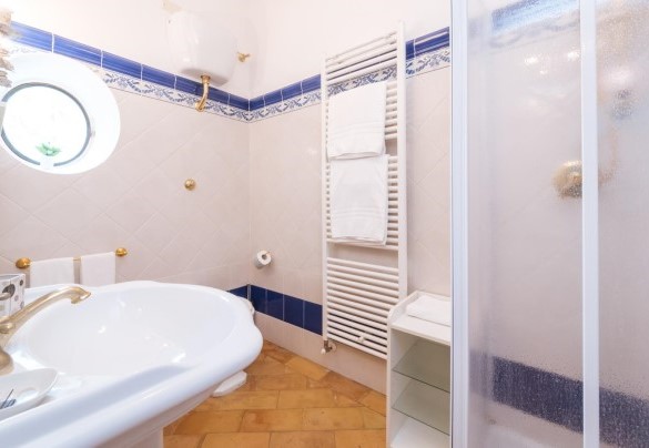 Bagno n. 5 en-suite con la camera matrimoniale n.2 al primo piano - Borgo Colle Ridente 13