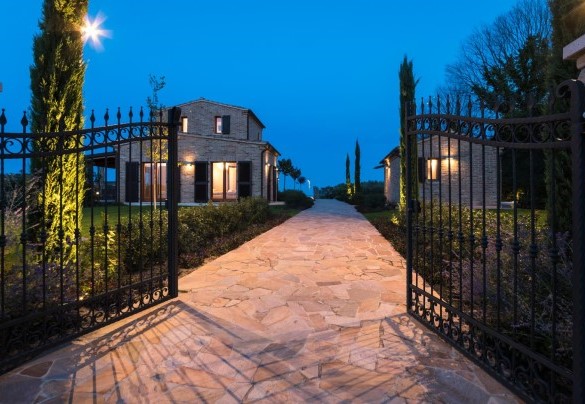 View of the villa and annex from the illuminated driveway - Borgo da Monte 