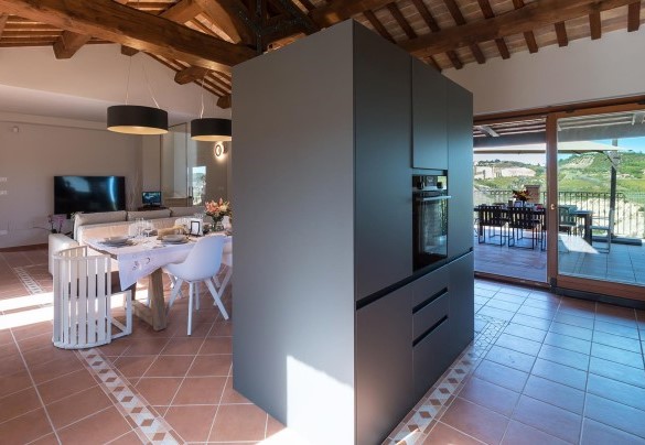 Living area connected to the terrace with the outdoor dining area - Borgo da Monte 