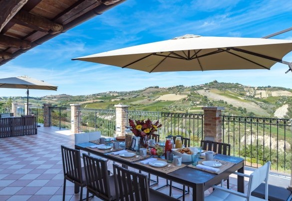 Table for 8 under the umbrella on the terrace - Borgo da Monte 