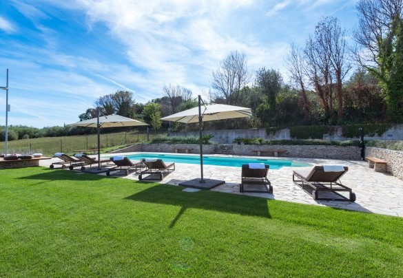 Large swimming pool with solarium area equipped with sunbeds and umbrellas - Borgo da Monte 