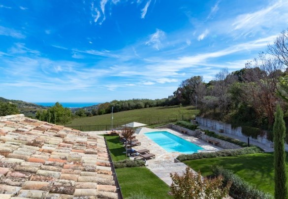 View from above on the beautiful swimming pool surrounded by greenery - Borgo da Monte 