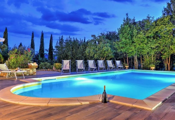 La bella piscina illuminata di notte - Borgo dei Cipressi   