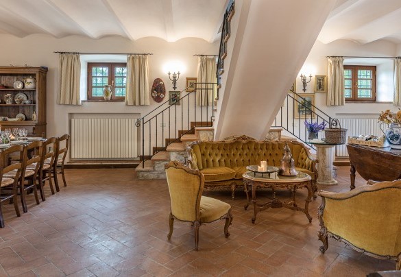 Salotto con le scale al primo piano - Borgo dei Cipressi