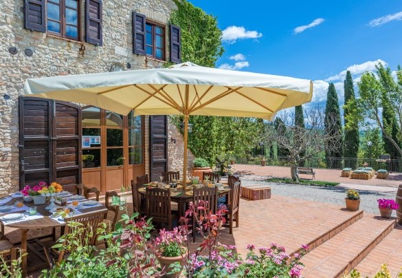 La zona per mangiare all'aperto si trova di fronte al soggiorno - Borgo dei Cipressi 