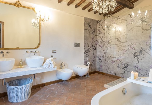 Bagno en suite con vasca e doccia al primo piano - Borgo dei Cipressi