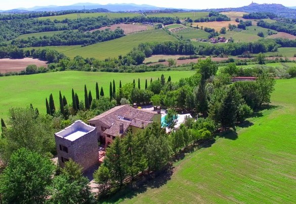 La casa padronale e al suo fianco la meravigliosa torre di avvistamento a pianta quadrata - Borgo dei Cipressi